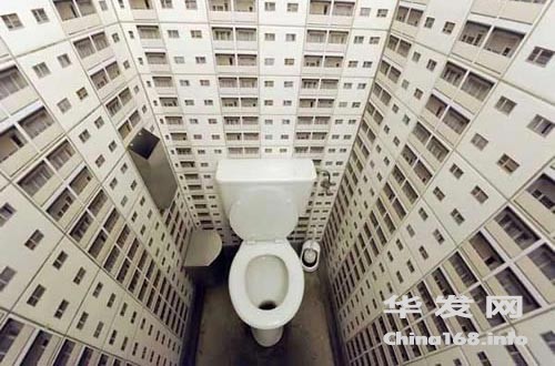 huge-toilet-stall.jpg