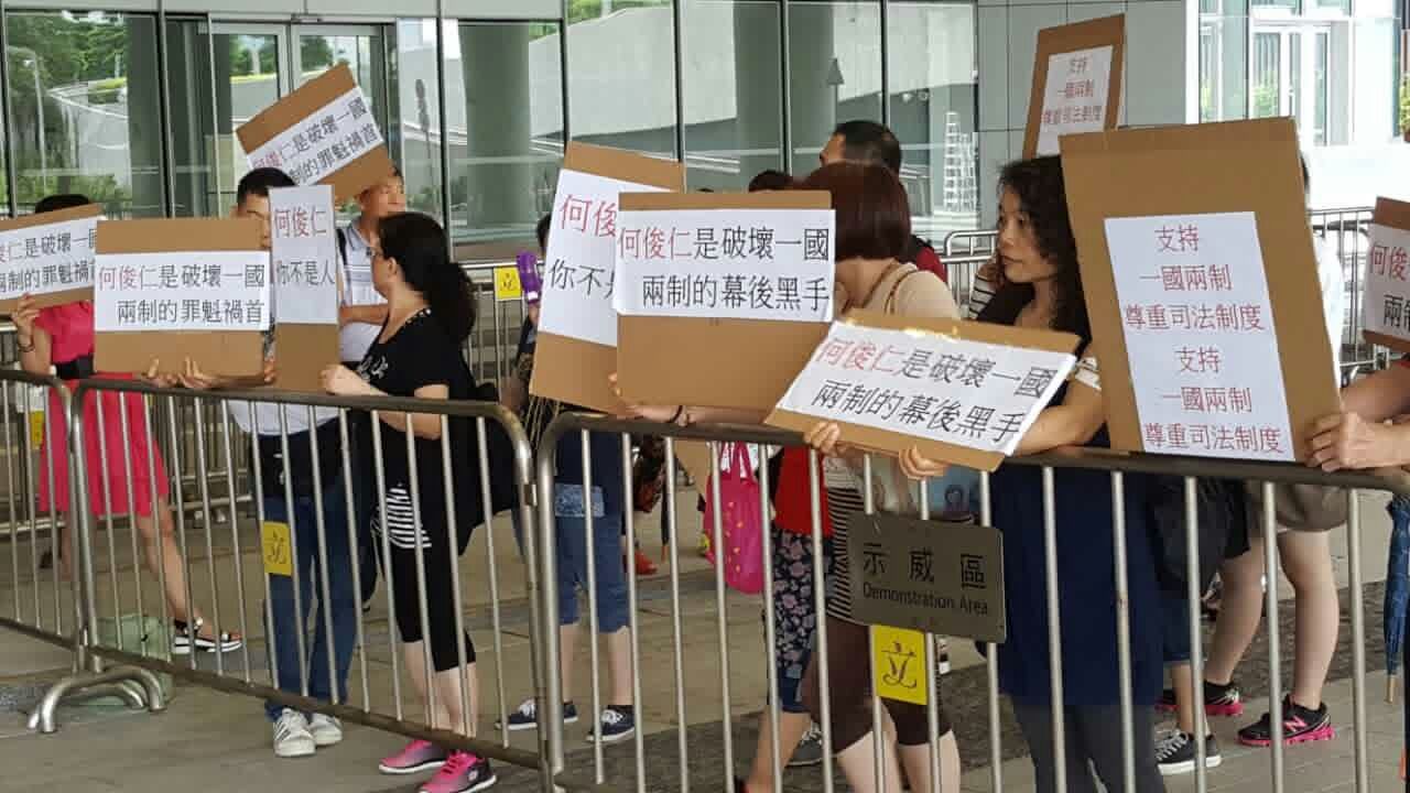 23名男女街坊自發性組織抗議何俊仁「抽水」。 (2).jpg