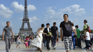 130803062327_eiffel_tower_tourists_304x171_afp.jpg